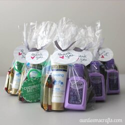 Splendid What To Put In Baby Shower Gift Bags For Guests Awesome Ideas Auntie Teacher Inexpensive Idea